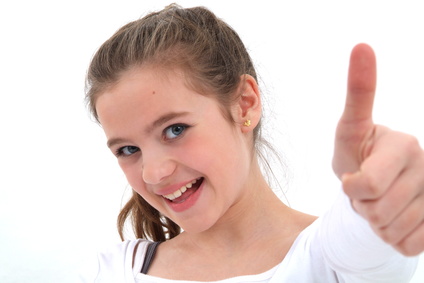 Karma Kids Yoga - Junges Mädchen zeigt Daumen