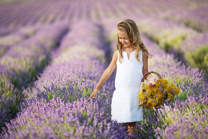 Karma Kids Yoga Kind Lavendelfeld